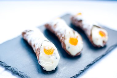 Tipik tatlı İtalyan oluşur cannoli, baba ve hamur işleri