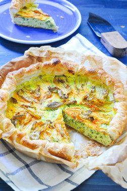 Ricotta, parmesan ve kabak çiçekleri ile tuzlu pasta