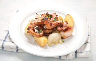 Polpo alla lagareiro patates ve soğan ile tipik bir Portekiz yemeği