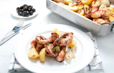 Polpo alla lagareiro patates ve soğan ile tipik bir Portekiz yemeği