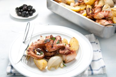 Polpo alla lagareiro patates ve soğan ile tipik bir Portekiz yemeği