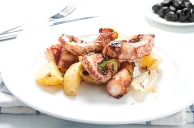 Polpo alla lagareiro patates ve soğan ile tipik bir Portekiz yemeği