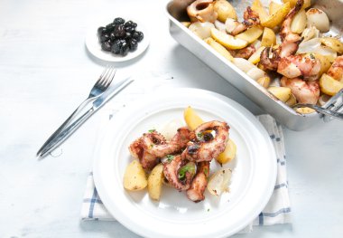 Polpo alla lagareiro patates ve soğan ile tipik bir Portekiz yemeği
