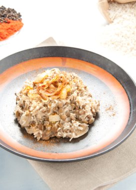 Mujadarra geleneksel Lübnan yemeği pirinç ve mercimek soğan ile