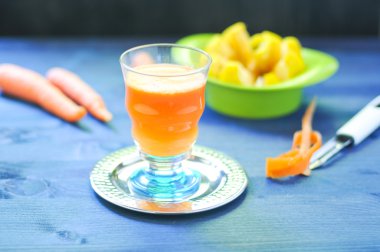 Havuç suyu elma ve zencefil limon ile