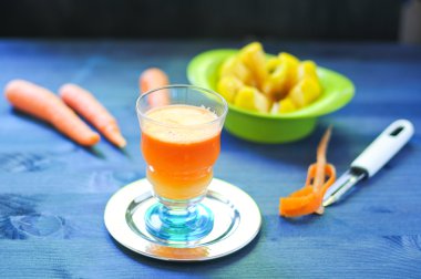 Havuç suyu elma ve zencefil limon ile