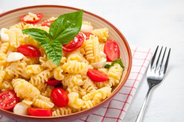 Domates, zeytin, mozzarella ve fesleğen ile makarna salatası