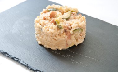 Risotto kabak ile çay pişirilir, peynir ve pastırma füme