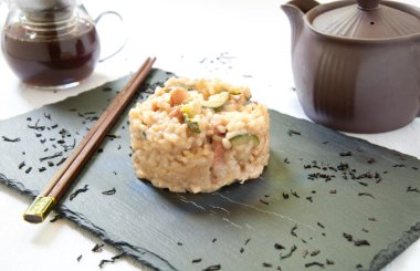 Risotto kabak ile çay pişirilir, peynir ve pastırma füme