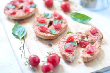 Friselle tipik İtalyan bruschetta Mısır domates ve fesleğen ile