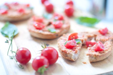 Friselle tipik İtalyan bruschetta Mısır domates ve fesleğen ile