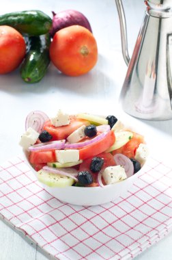 Beyaz peynir domates salatalık ve Siyah Zeytin ile Yunan salatası