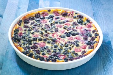 Clafoutis kiraz, böğürtlen ve çilek ile