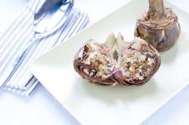 Enginar dolması ekmeği, sarımsak, zeytinyağı, tipik Roma çanak ile