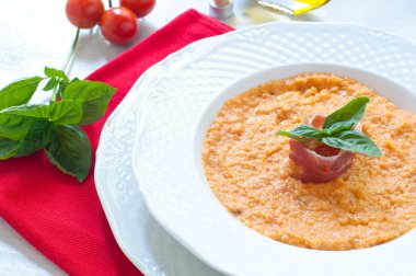 Domates çorbası ekmek, sarımsak, yağ, tuz ve biber ile