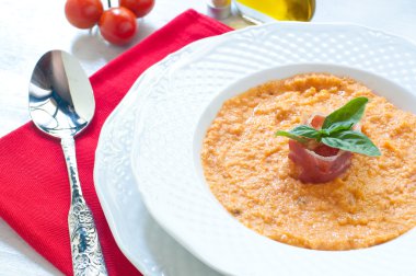 Domates çorbası ekmek, sarımsak, yağ, tuz ve biber ile