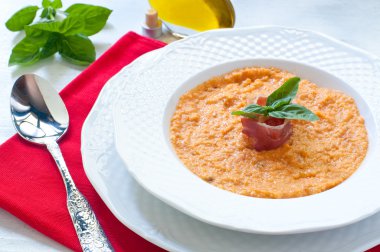 Domates çorbası ekmek, sarımsak, yağ, tuz ve biber ile