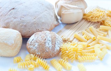 İtalyan makarna ve ev yapımı ekmek farklı çeşitleri