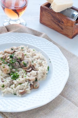 Makarna ve pirinç porcini mantar ile tereyağı ve parmesan formu ile servis