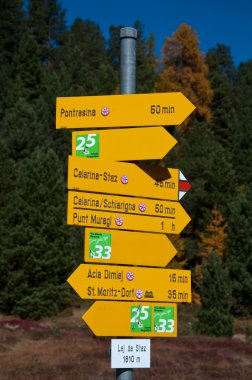 Gösteren Saint Moritz, Celerina, Pontresina ve cinas yol işaretleri