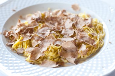 İtalyan makarna, tajarin, tereyağı ve truffle ile