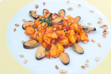 Gnocchi midye ile domates sosu ile