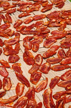 Domates kuru olmaları için güneşin altında koymak