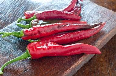 İtalya'dan ahşap masa üzerinde baharatlı biber