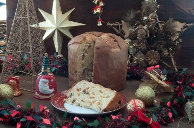 Pandoro, tipik İtalyan Noel tereyağı ile pasta ve toz