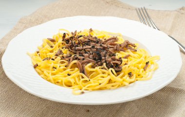 Makarna Piedmont tipik olarak adlandırılan truffle ile tajarin