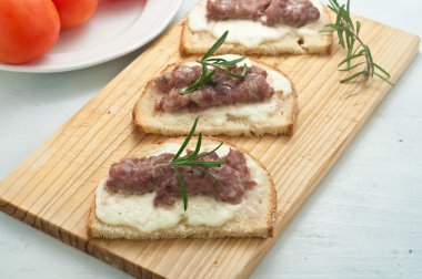 Gevrek bruschetta sosis ve taze biberiye ile tepesinde
