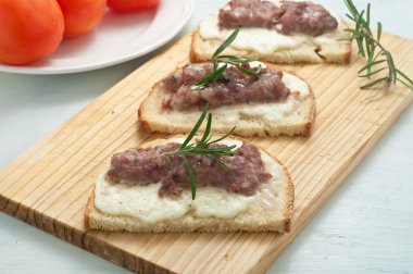Gevrek bruschetta sosis ve taze biberiye ile tepesinde