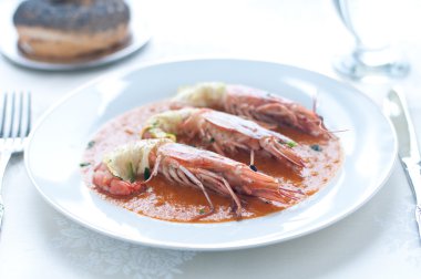 Bisküvi soslu kabak sarılı karides