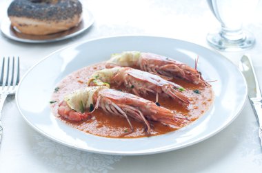 Bisküvi soslu kabak sarılı karides