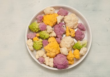 Sarı, yeşil ve mor renkli karnabahar