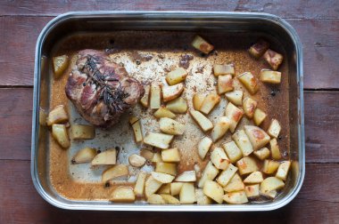 Fırında patates ile kuzu kızartma