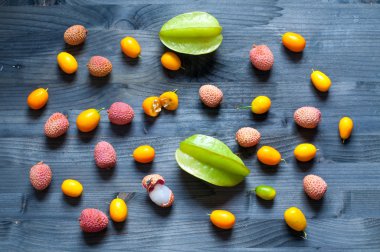 Tropikal meyve tabağı lychees, kumquats ve carambola meyve