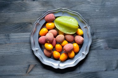 Tropikal meyve tabağı lychees, kumquats ve carambola meyve