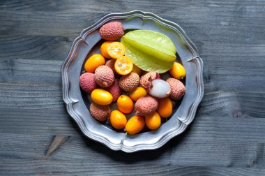Tropikal meyve tabağı lychees, kumquats ve carambola meyve
