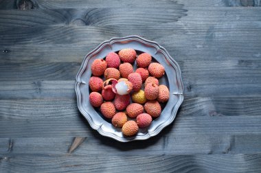 Lychees plaka üzerinde ahşap arka plan