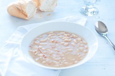 Borlotti fasulye çorbası domates ve zeytin yağı ile