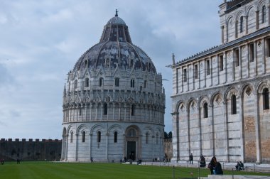 Mucize Bazilikası'nın ve pisa Kulesi ile kare