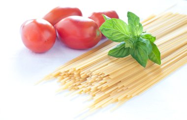 Spagetti domates, parmesan, sarımsak ve biber ile,
