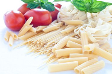 Spagetti domates, parmesan, sarımsak ve biber ile