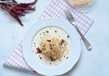 Spagetti domates, parmesan, sarımsak ve biber ile