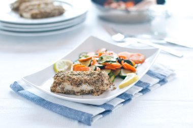 havuç ve kabak ile baharatlı breading ile cod servis