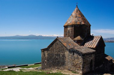 Eski kilise ve Ermenistan'daki Sevan Gölü