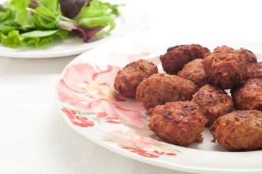 Jambon ve peynir ile doldurulmuş ve sonra Kızarmış köfte