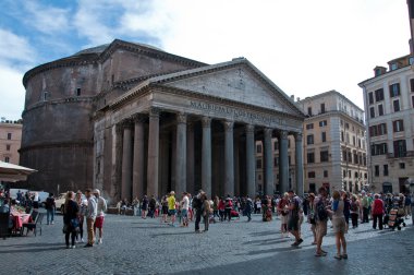 Roma'da Pantheon dış görünümü