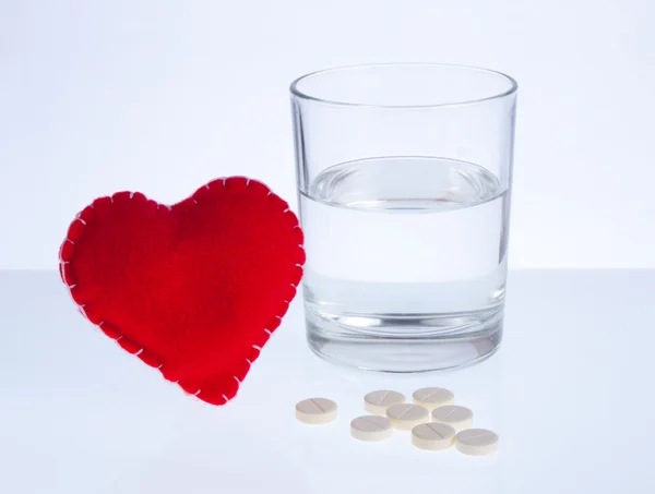 Serca, szklankę wody i tabletki — Zdjęcie stockowe